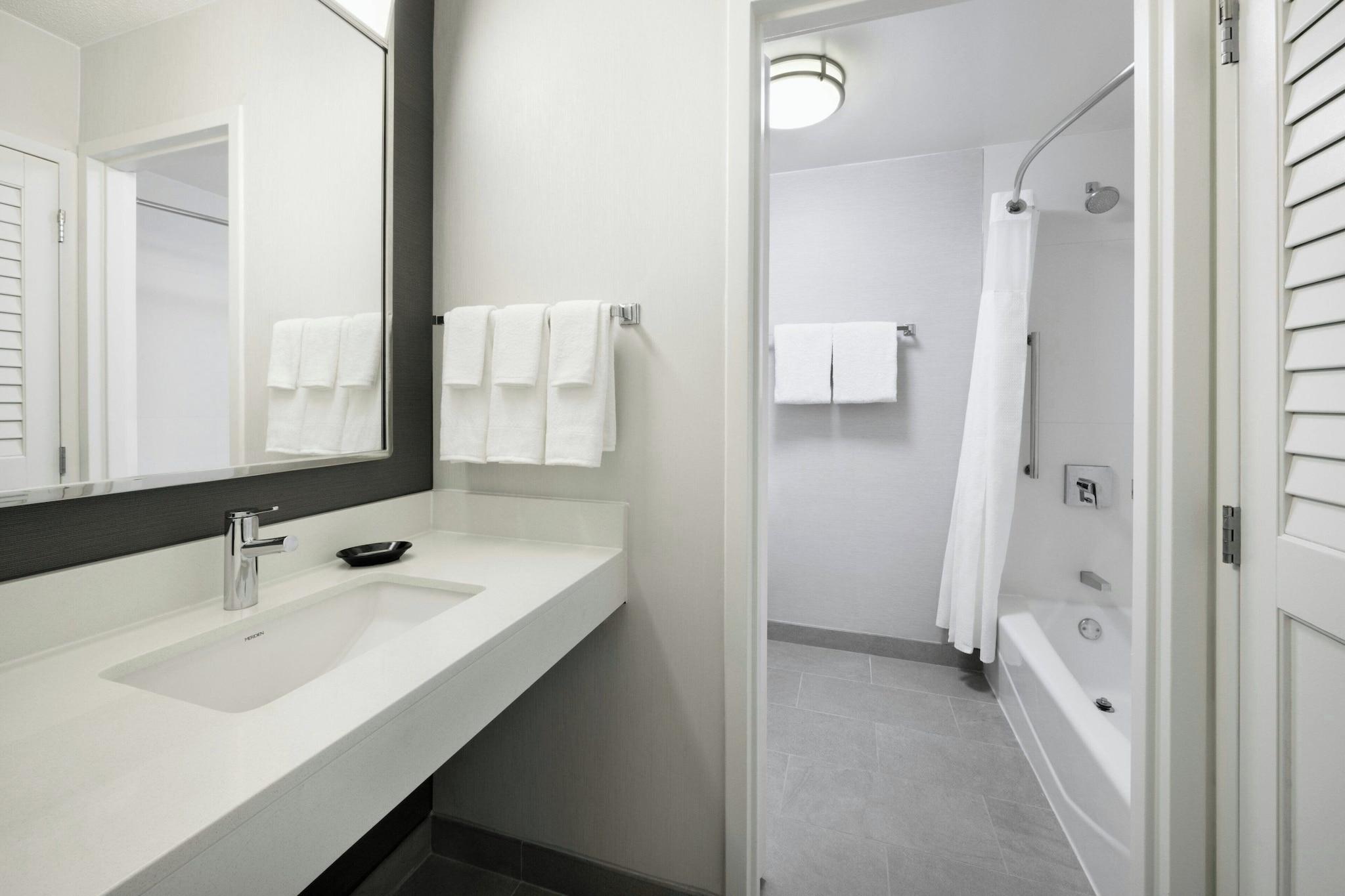 Suite Accessible King Size Bed