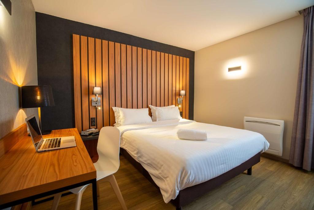 Junior Suite Queen Size Bed