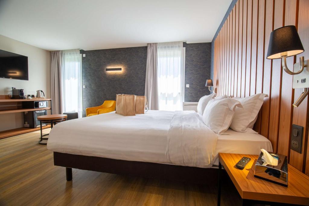 Junior Suite Queen Size Bed