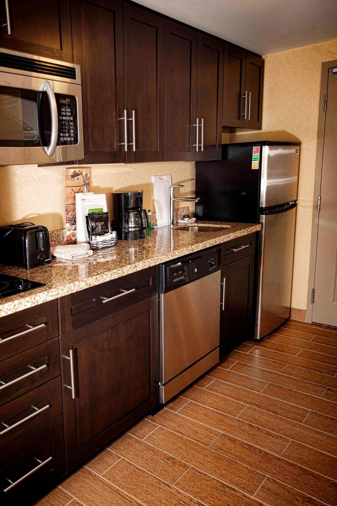 Studio Two Queen Beds