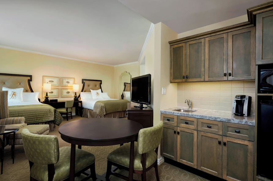 Studio Two Queen Beds