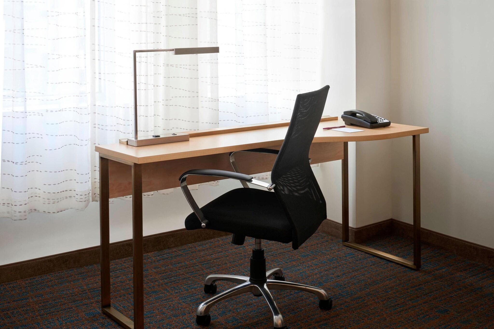 Studio Deluxe Queen Bed