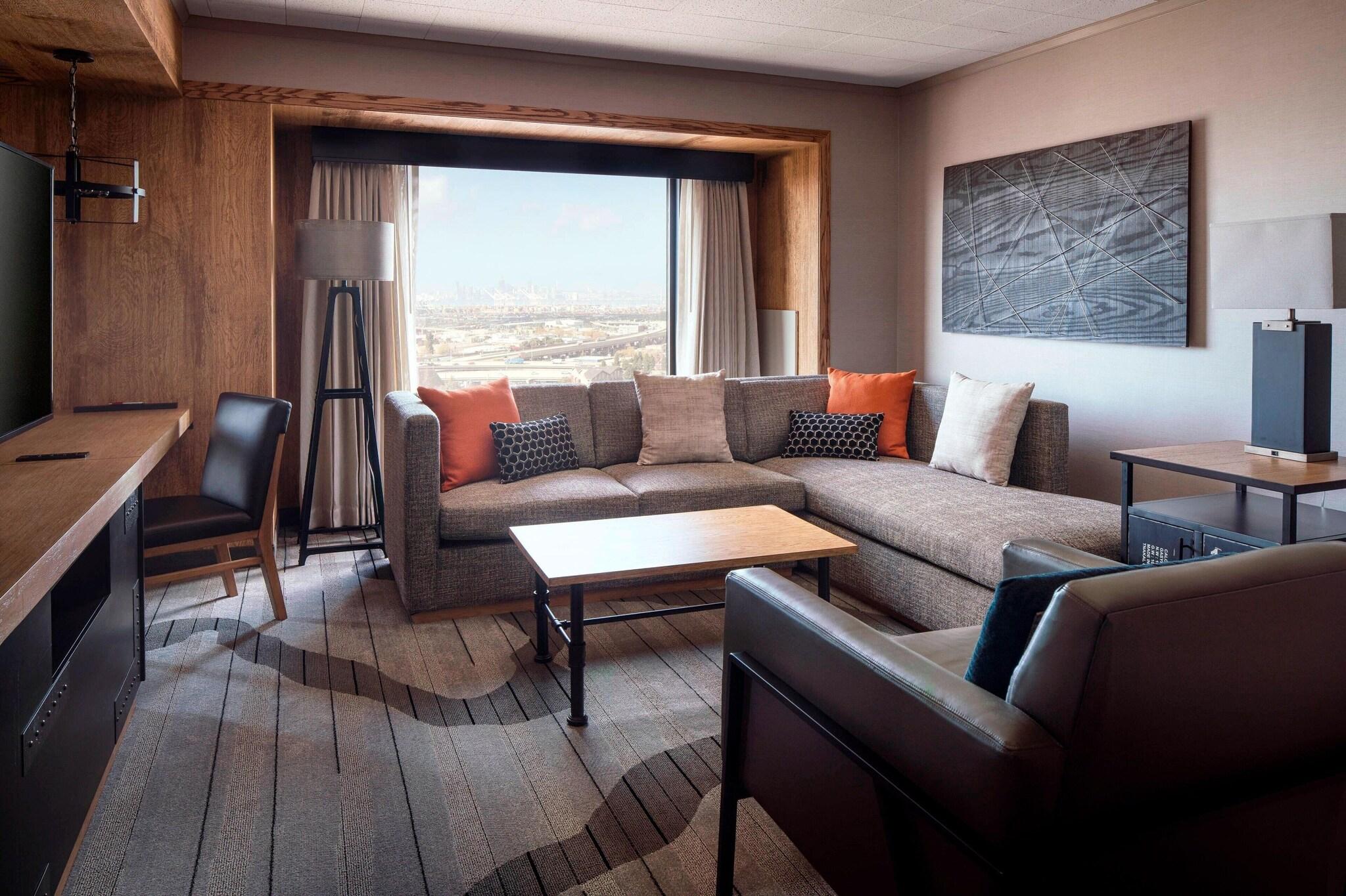 Suite Accessible King Size Bed