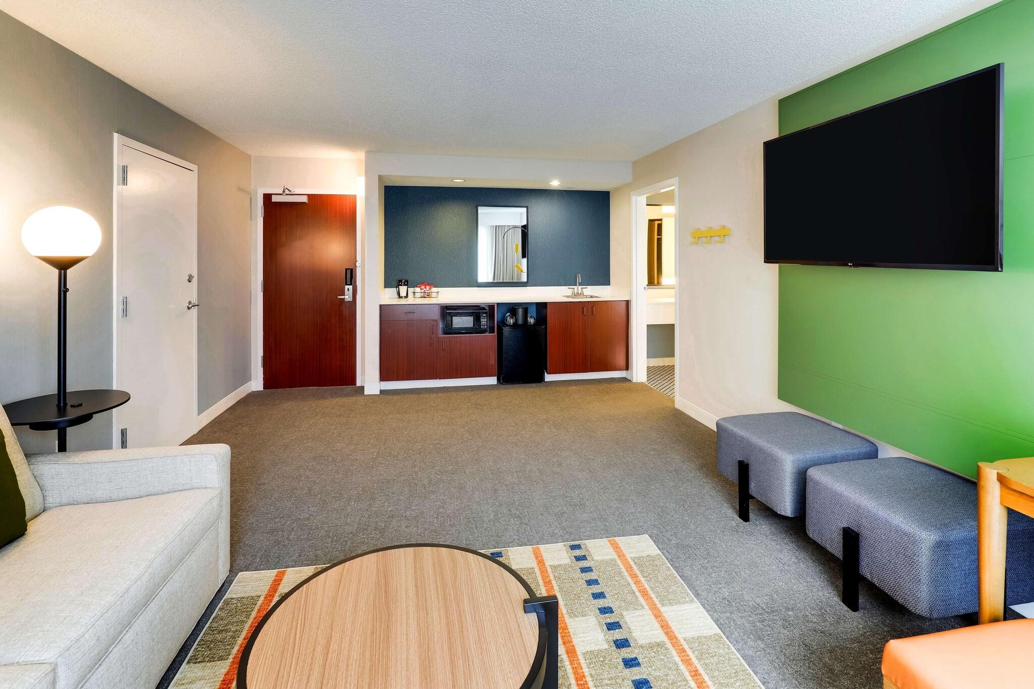 Suite Accessible King Size Bed