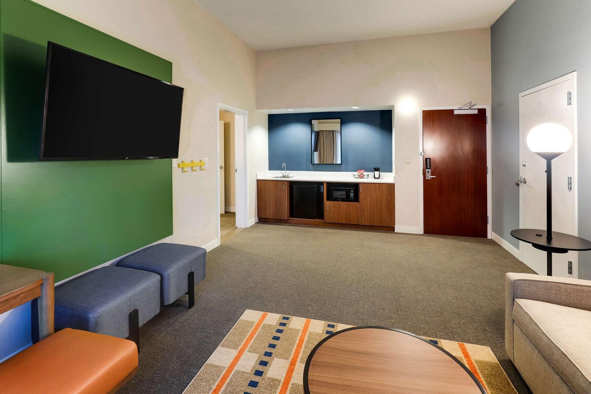 Suite Accessible King Size Bed