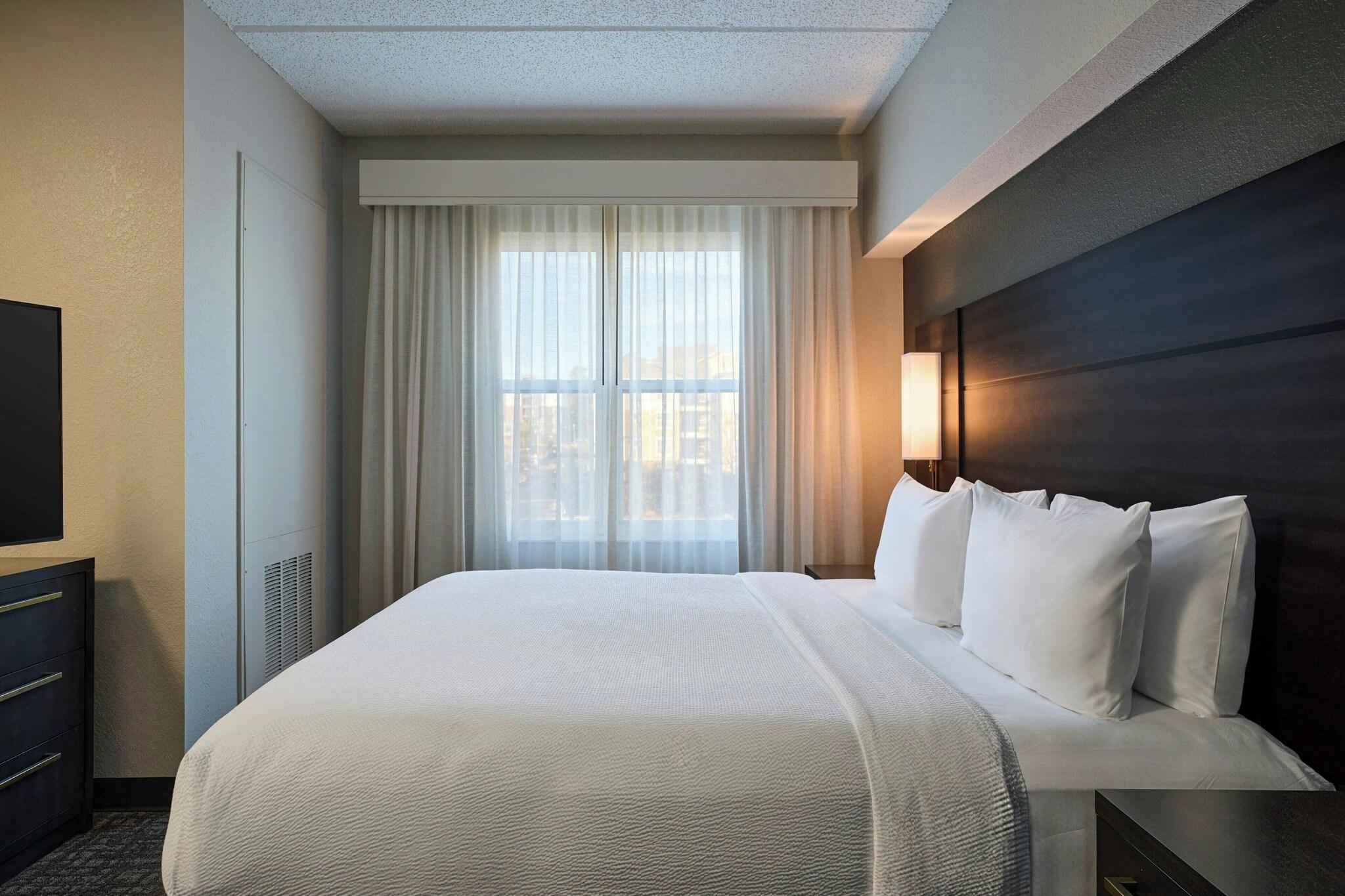 Studio Accessible King Size Bed