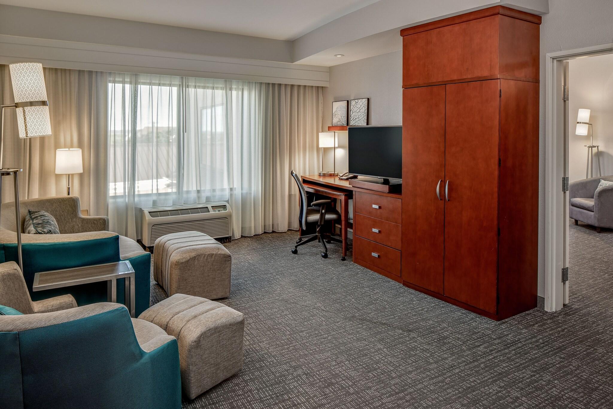 Suite Accessible King Size Bed