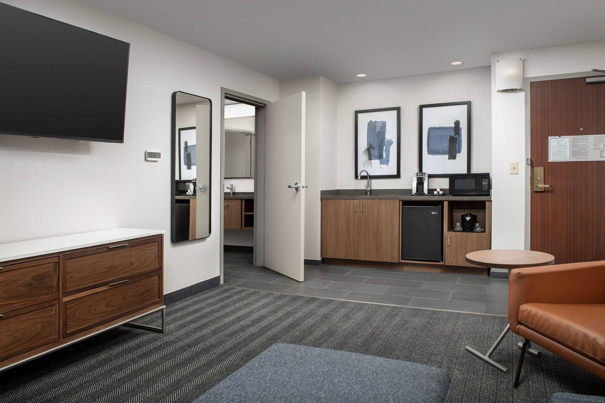 Suite Accessible King Size Bed