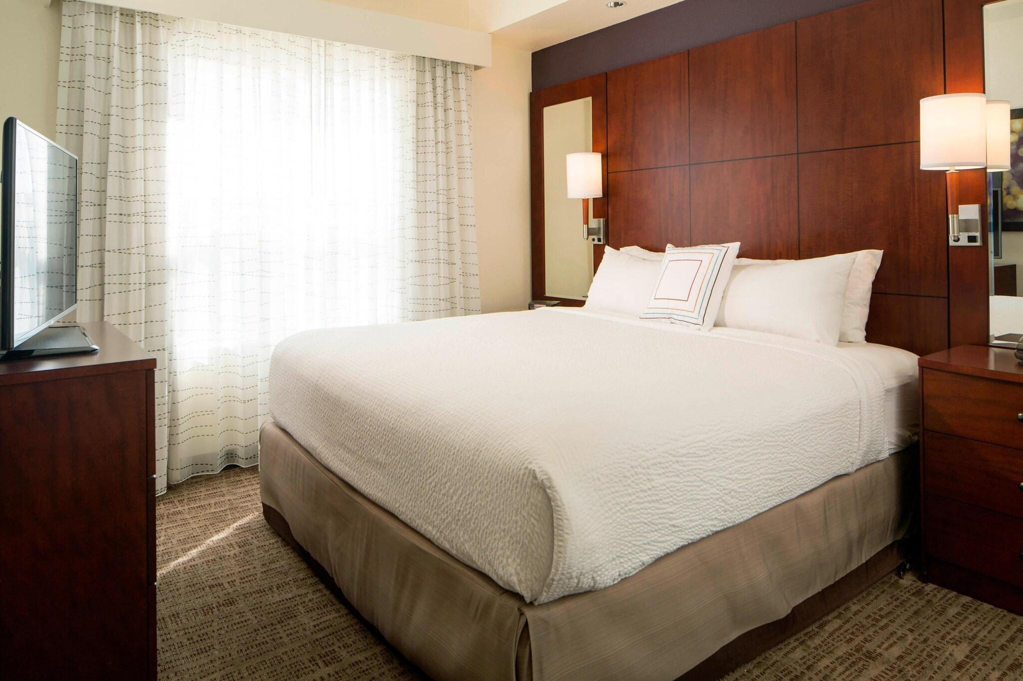 Suite Accessible King Size Bed