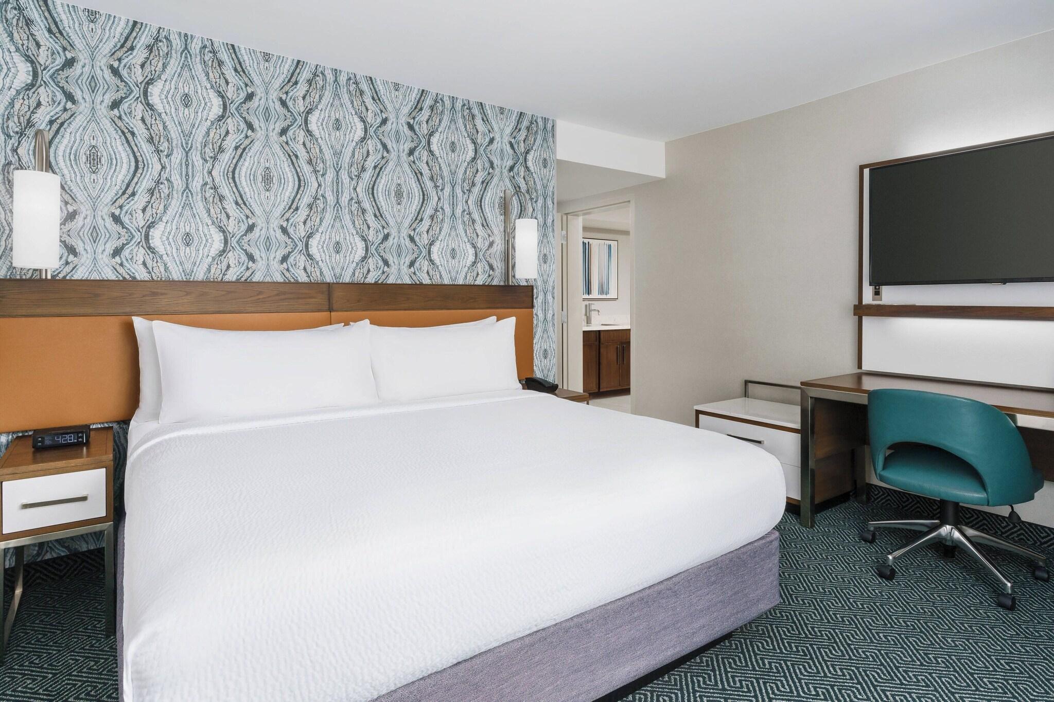 Suite Accessible King Size Bed