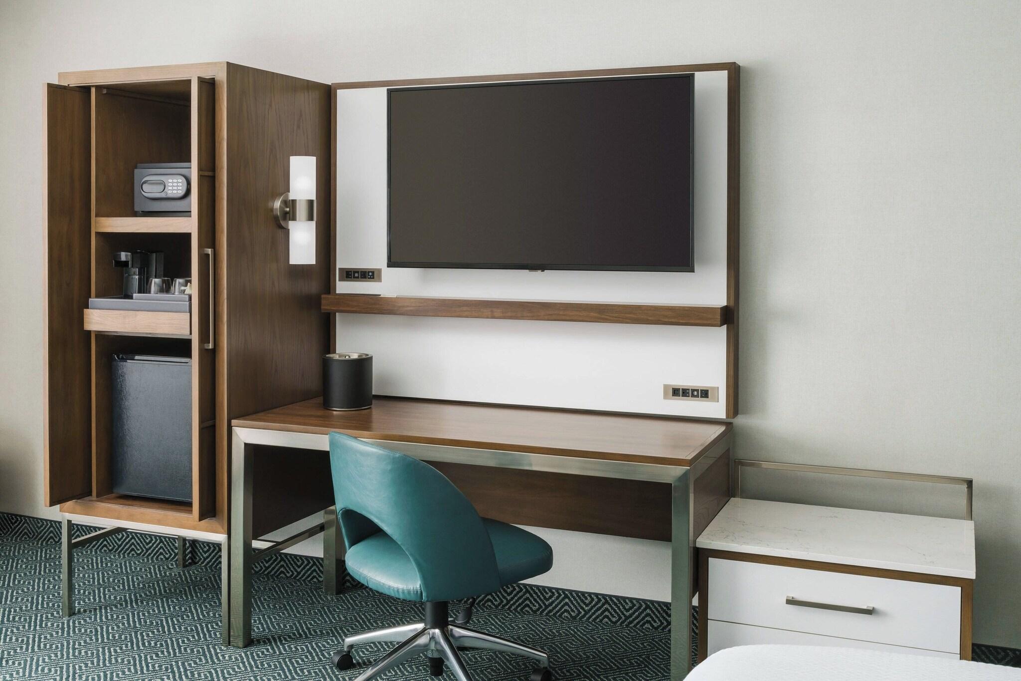 Suite Accessible King Size Bed