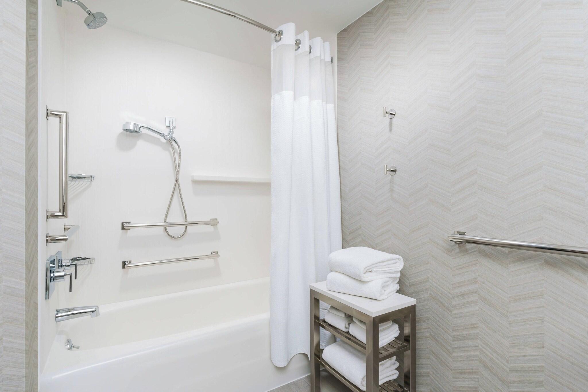 Suite Accessible King Size Bed