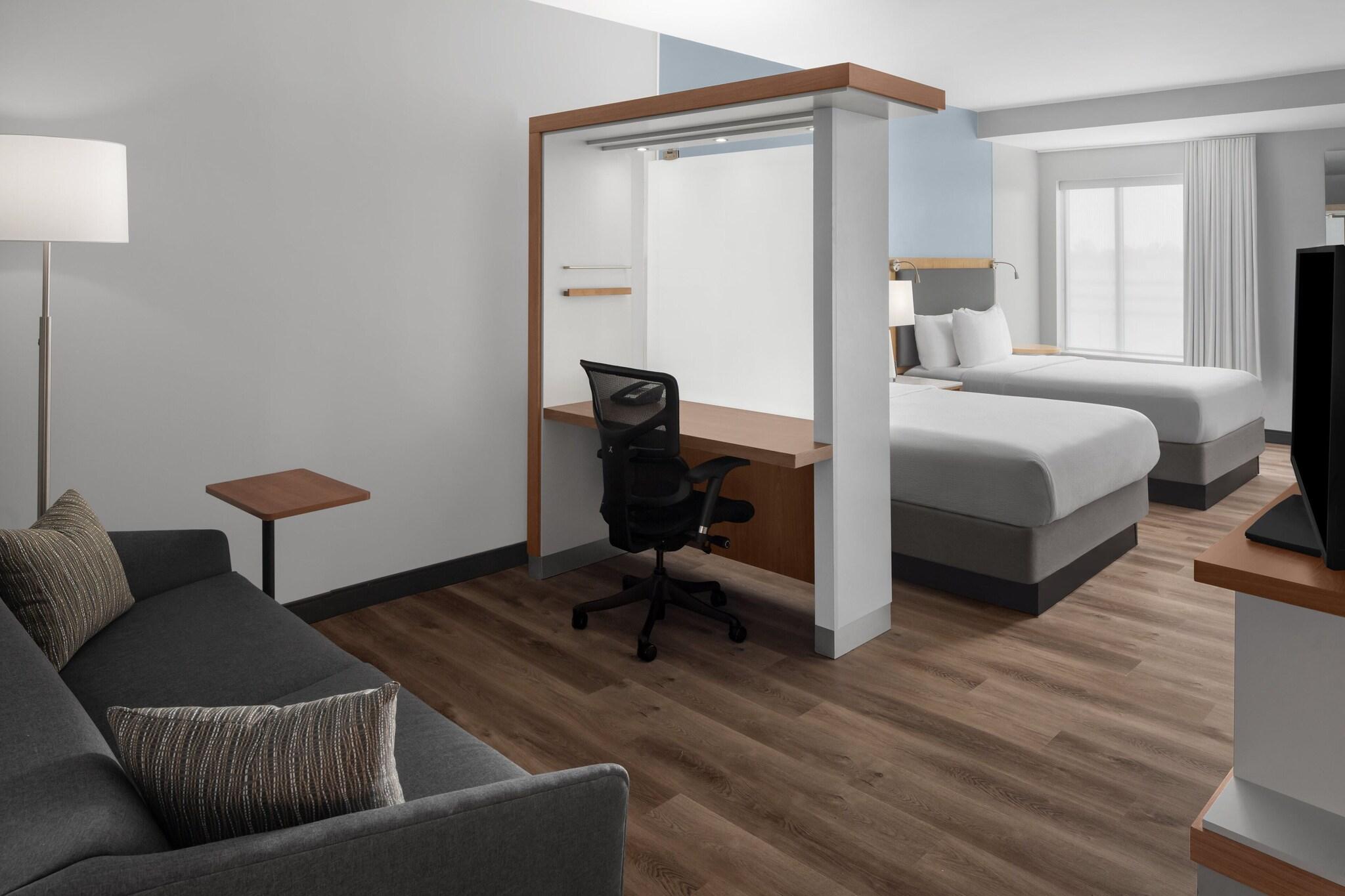 Studio Two Queen Beds