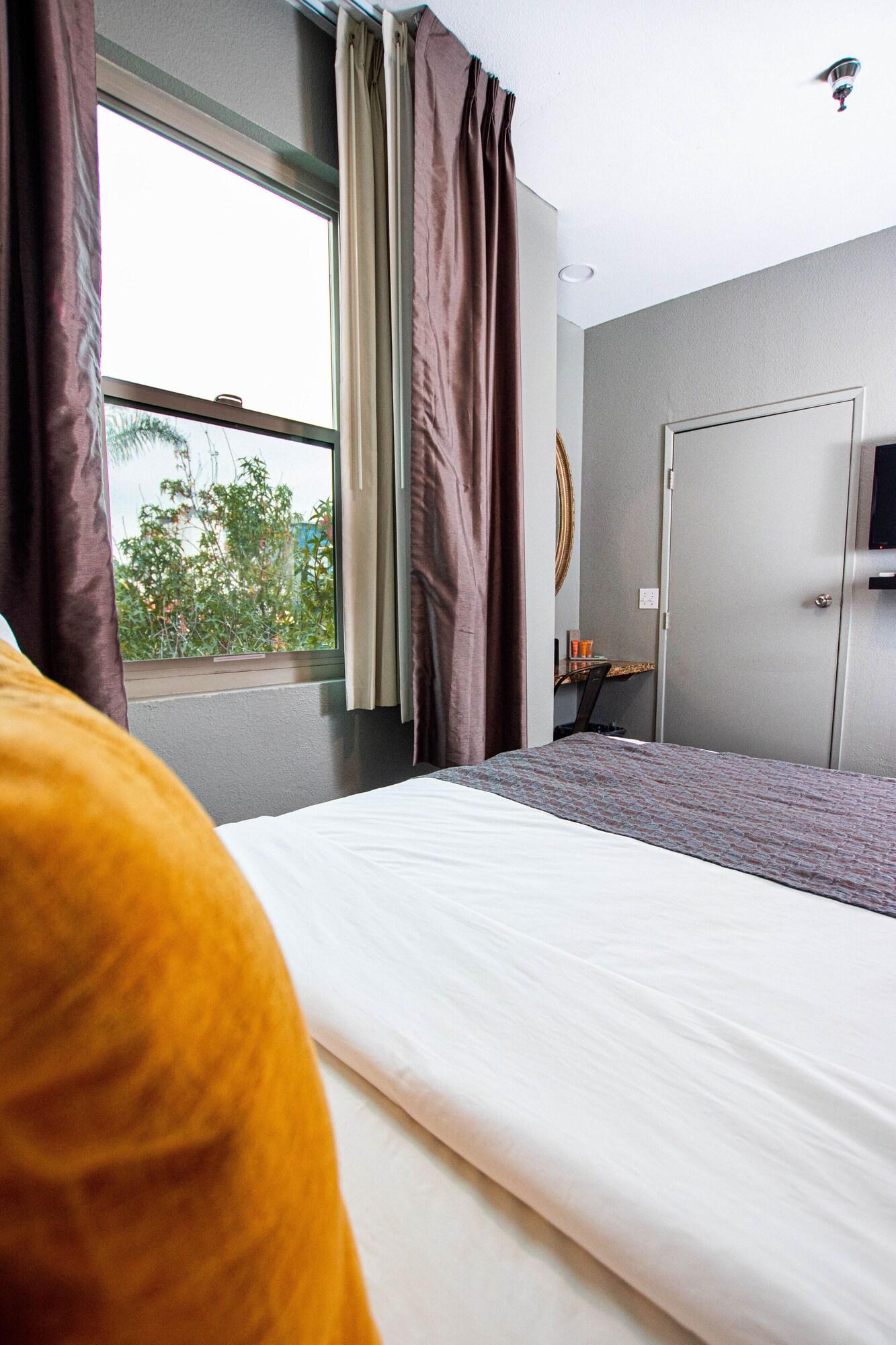 Double Deluxe Queen Bed