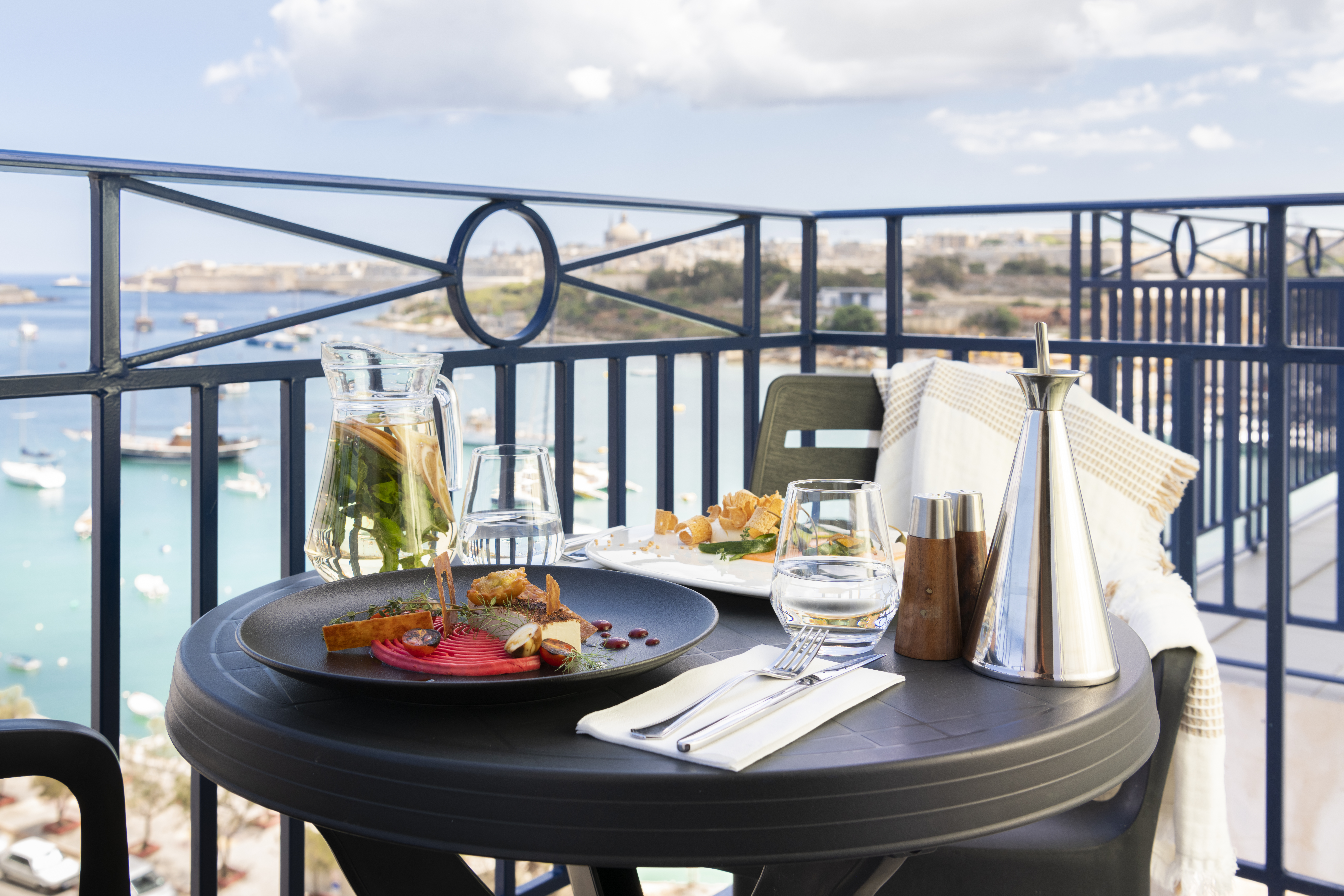 Double or Twin Side Sea View