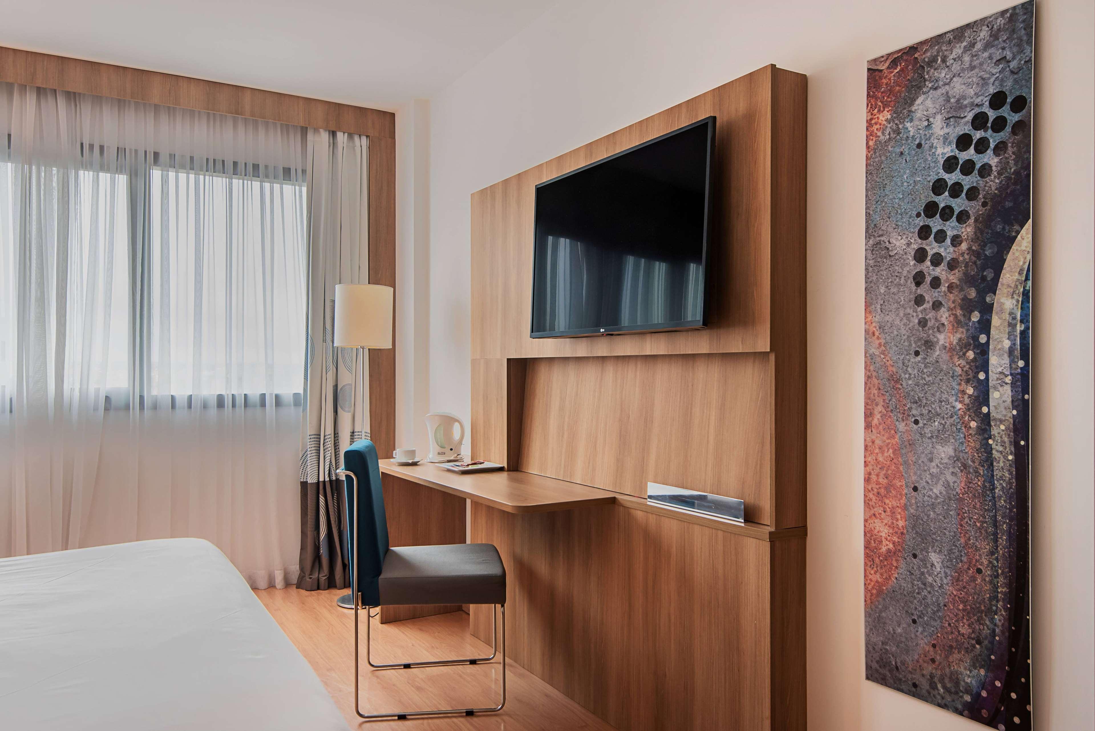 Room Business Queen Bed