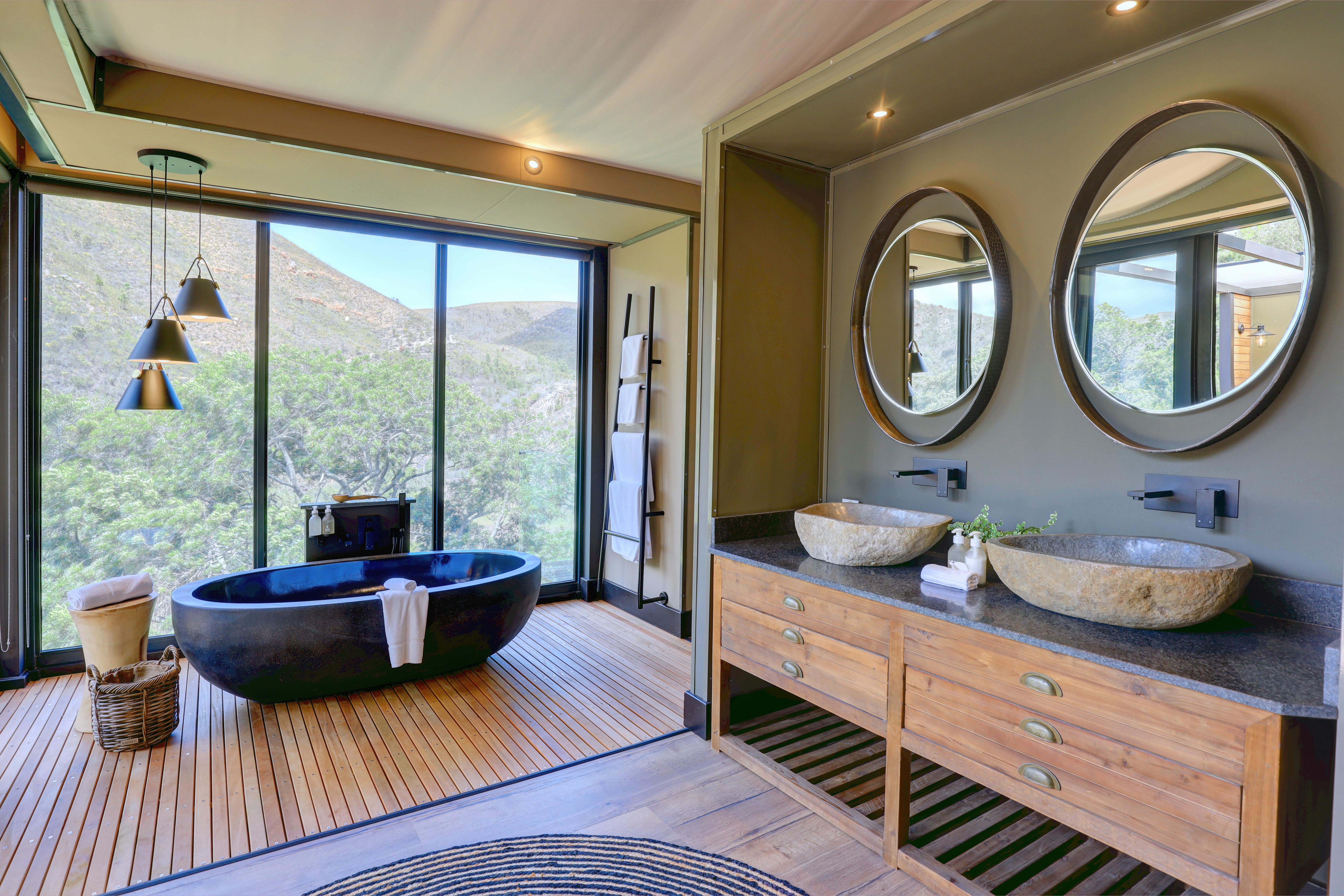 Double or Twin King Bed One Bedroom 