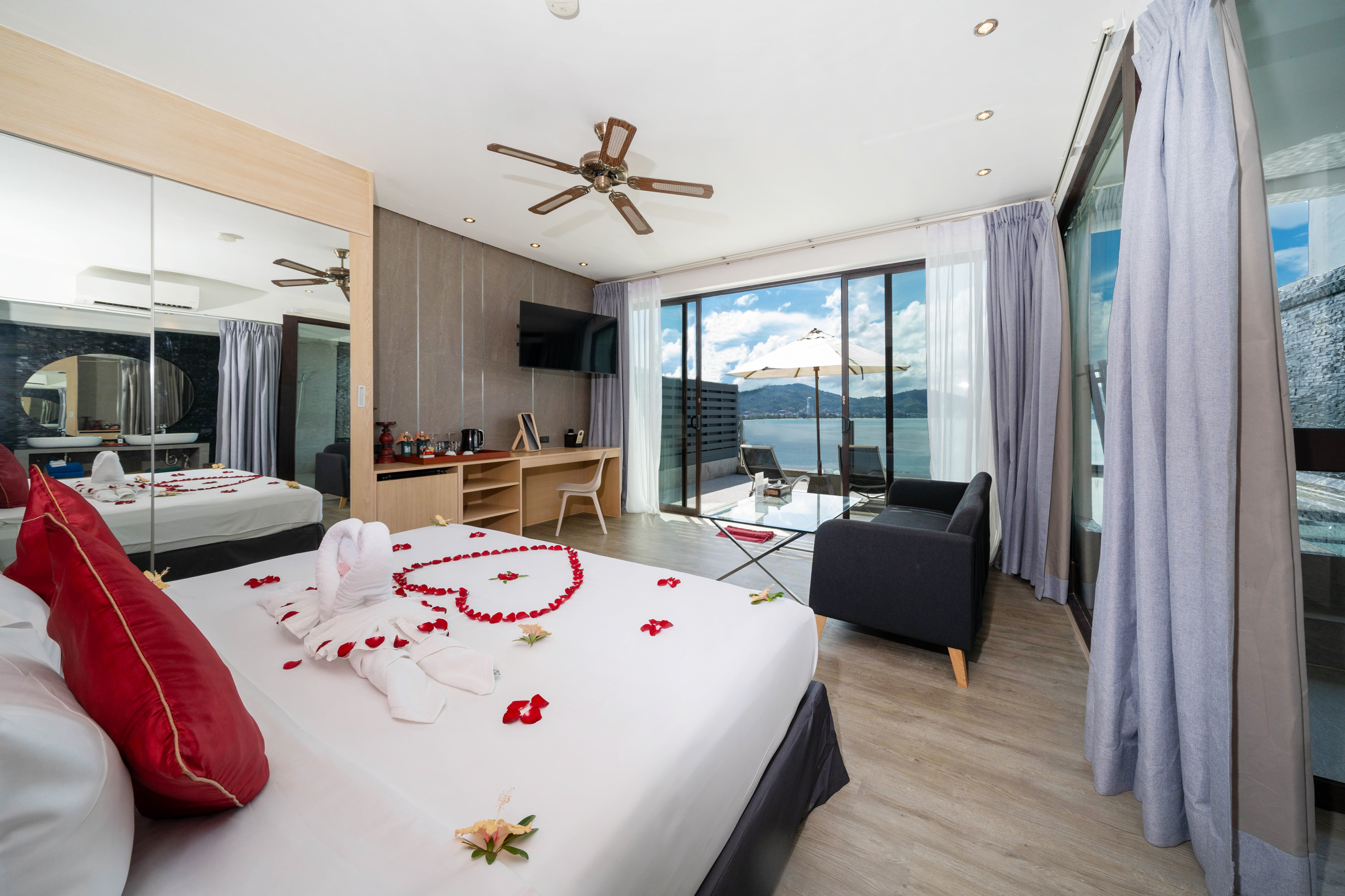 Double or Twin Deluxe with Jacuzzi