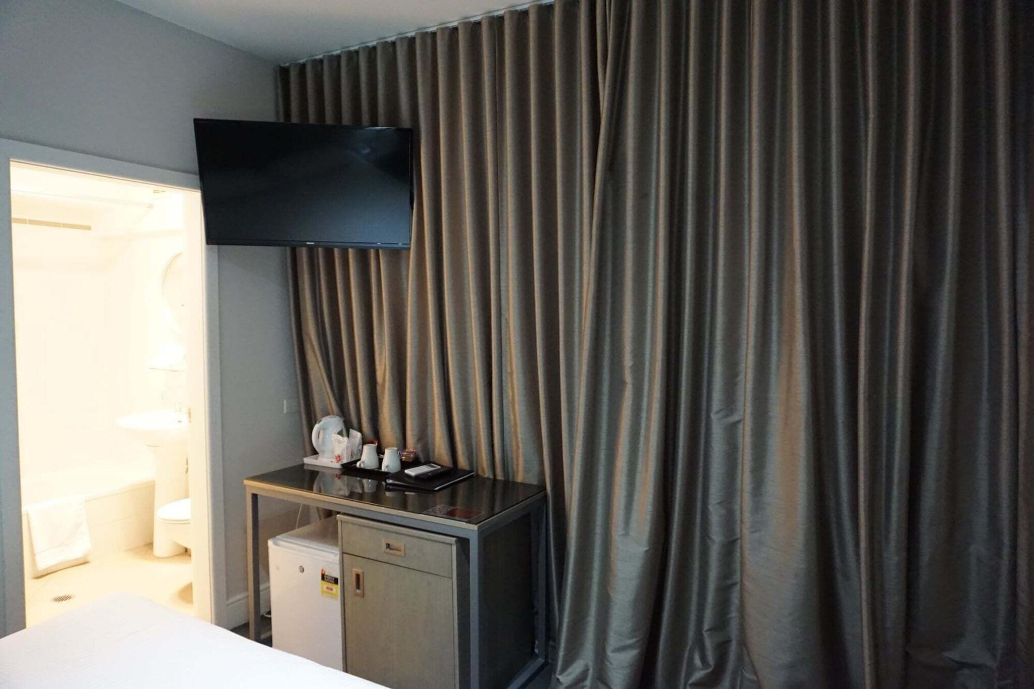 Double Queen Size Bed