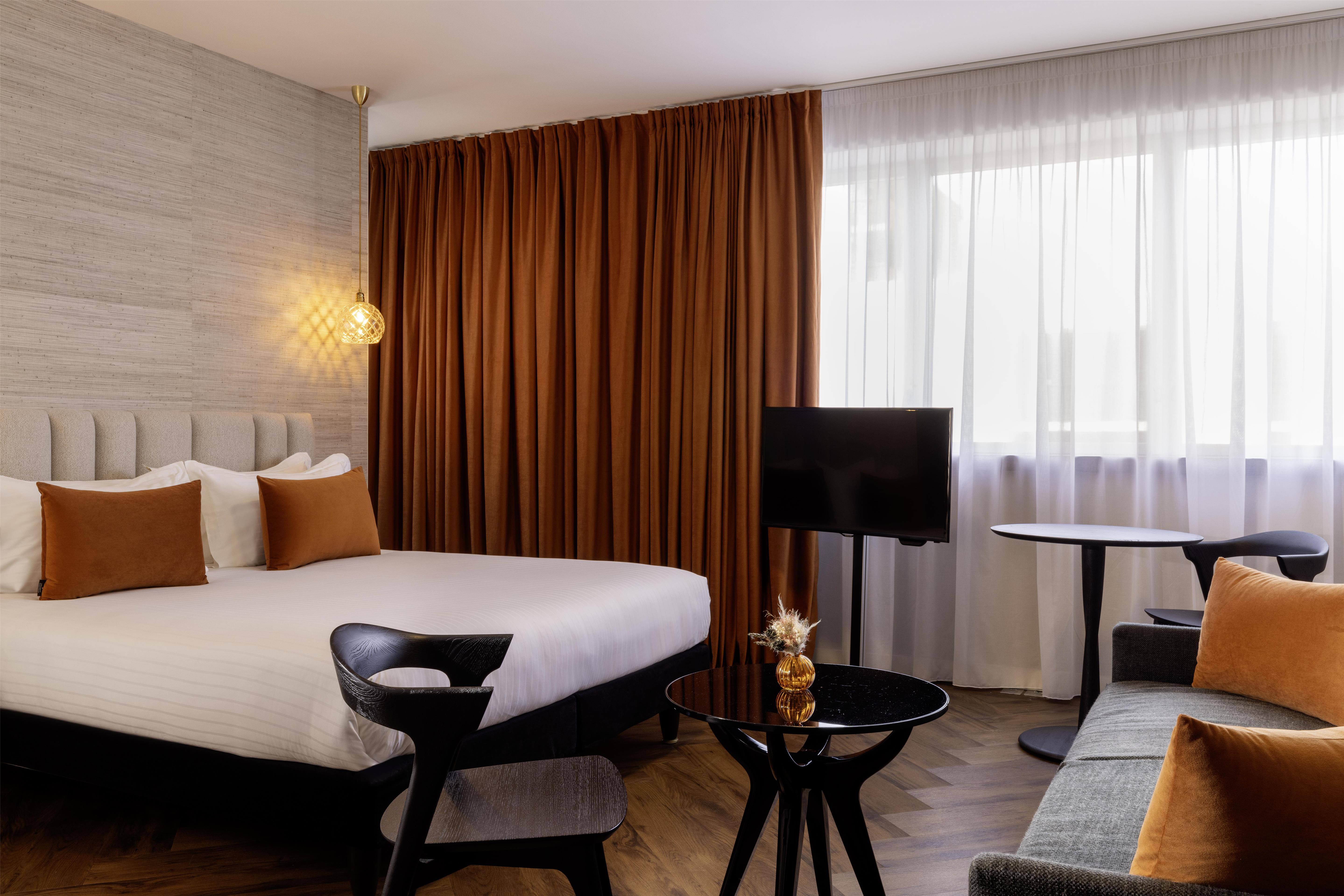 Junior Suite Queen Size Bed