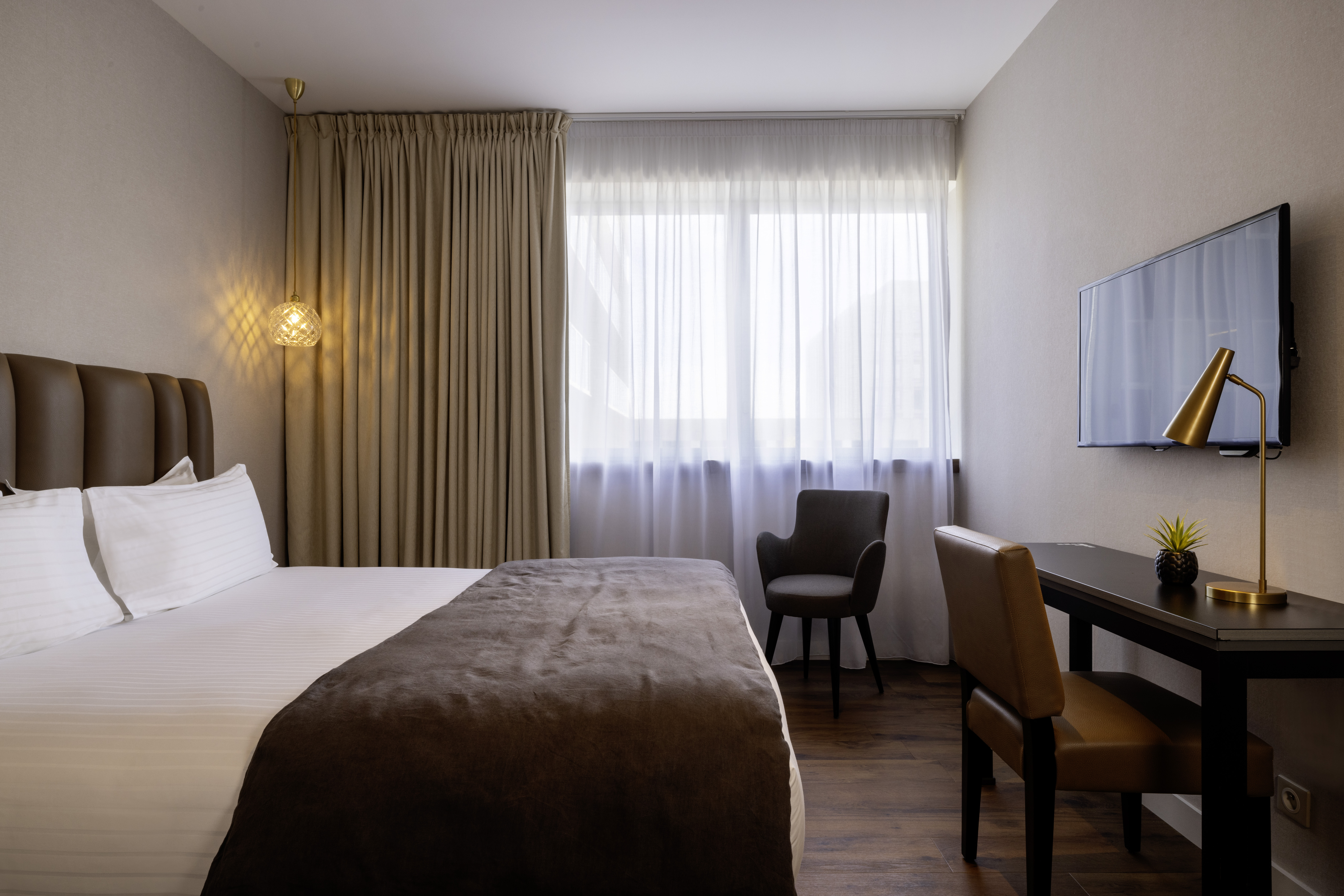 Double Classic Queen Bed