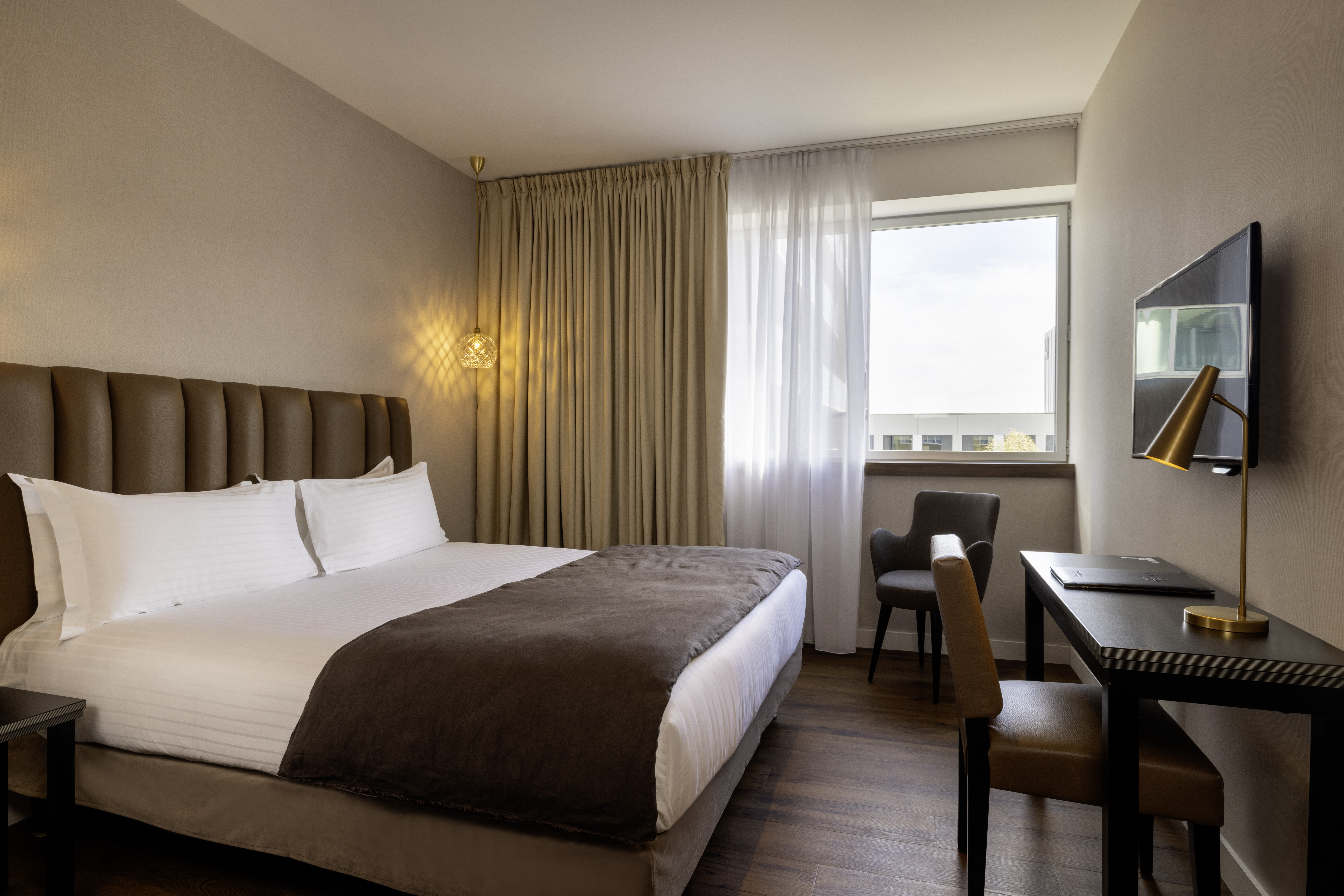 Double Classic Queen Bed