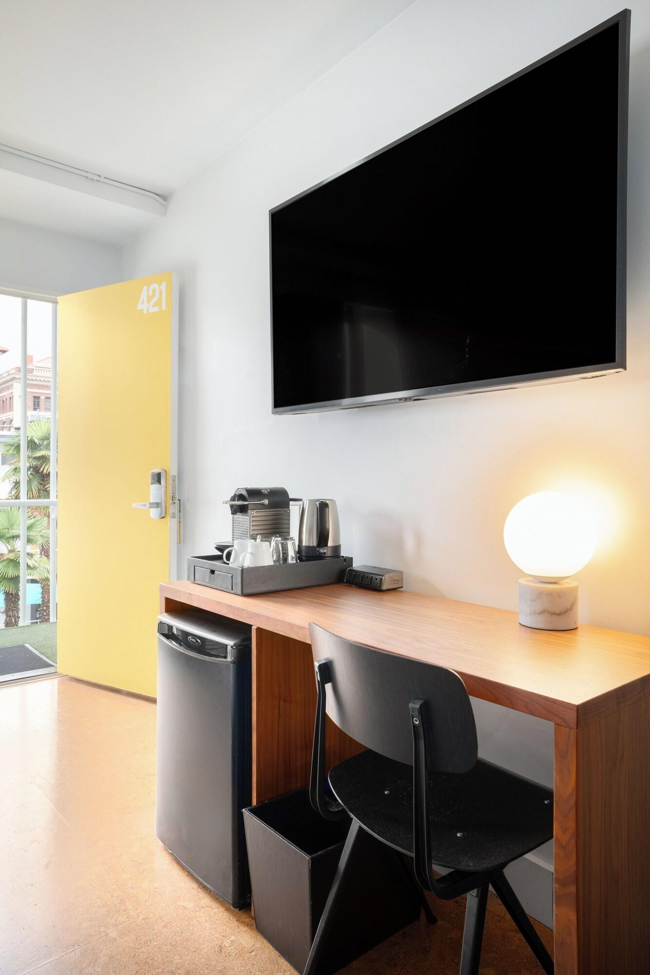 Double Garden View King Bed